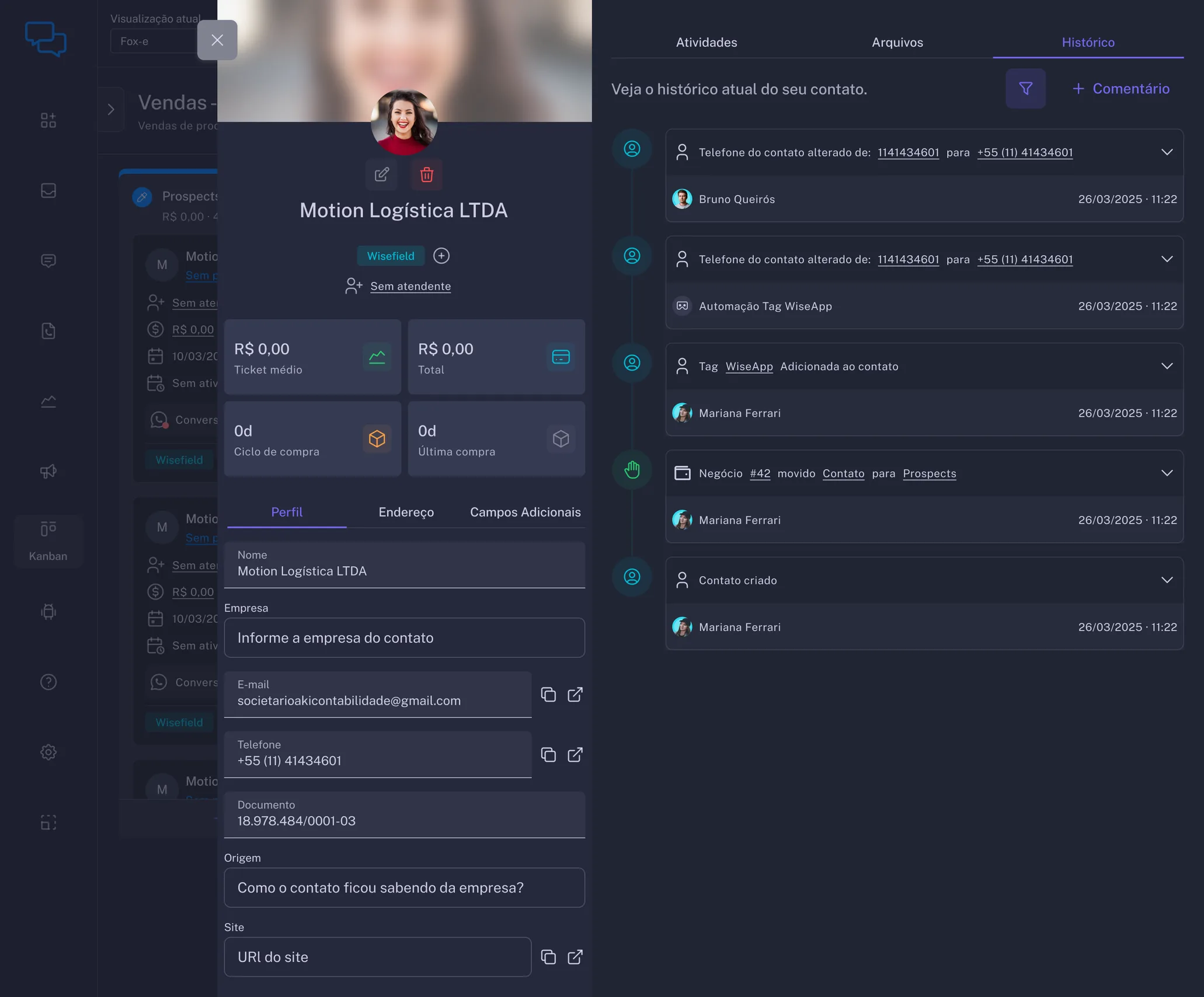 Perfil de um contato aberto sobre o kanban, com os dados cadastrais à esquerda e o histórico de alterações à direita
